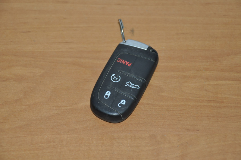 Ключ Chrysler 200 15-17 с автозапуском 68155687AB